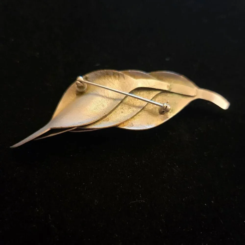 Vintage Silver Leaf Breoch Pin with Dark Silver Stone